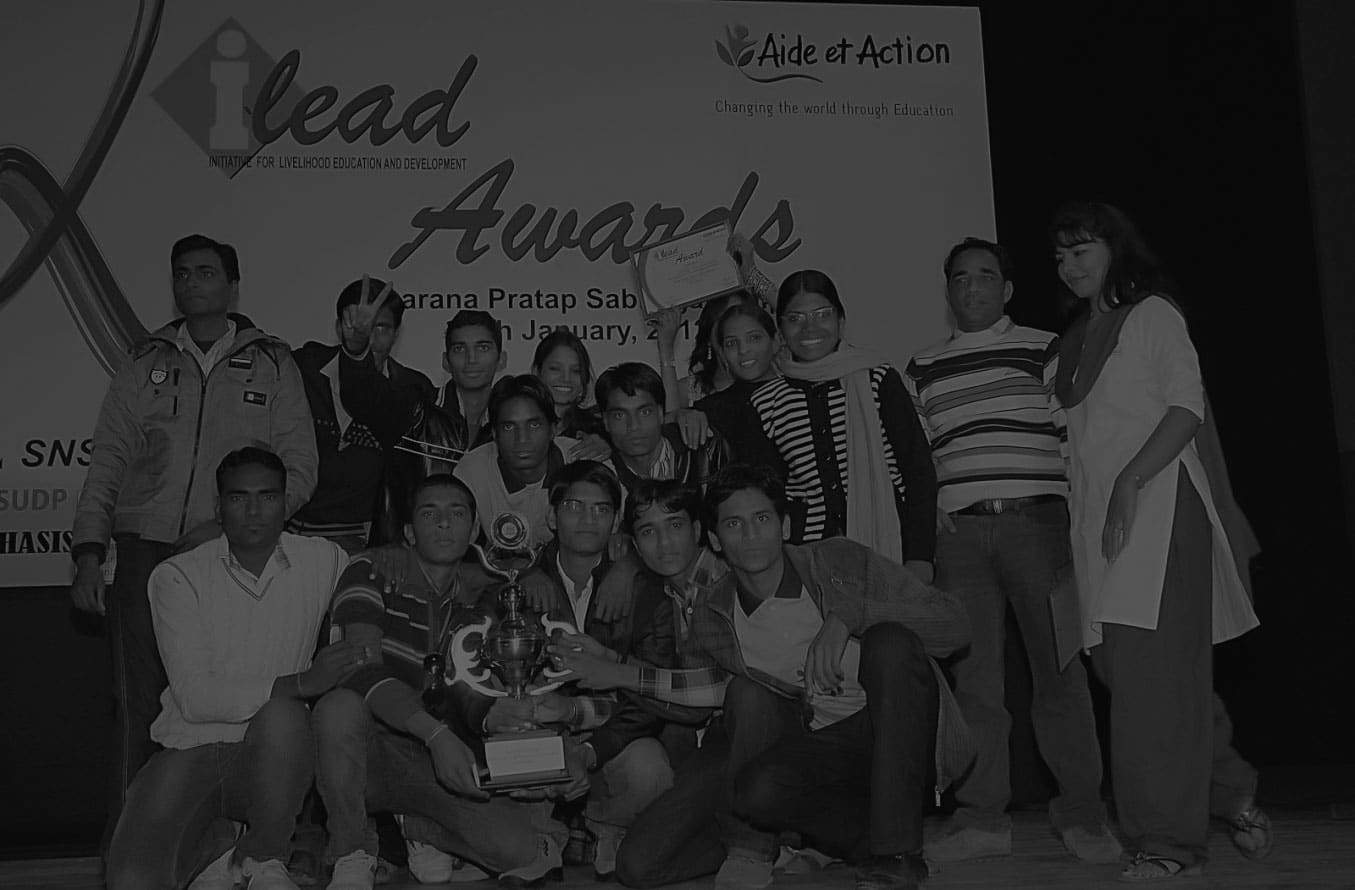 Photo de groupe de jeunes adultes diplômés des projets Ilead en Inde